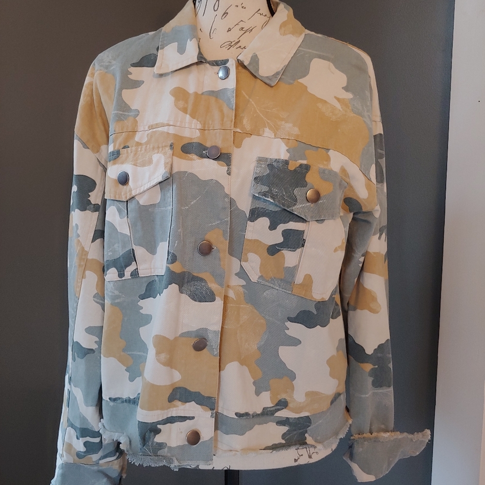 Mystree Camouflage Jean Jacket in Green and Tan. NWOT